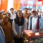 Gubernur, Bupati, Wabup dan lainnya meninjau toko yang dikelola Kopdes Merah Putih Nagari Sungai Duo. (Foto: Pemkab Dharmasraya)