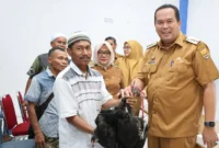 Wali Kota Pariaman, Yota Balad secara simbolis menyerahkan bantuan mesin tetas kepada kelompok masyarakat dan ayam petelur KUB kepada masyarakat Kota Pariaman, Selasa (22/7/2025). (Foto: Kominfo Pariaman)