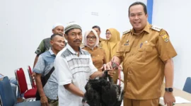 Wali Kota Pariaman, Yota Balad secara simbolis menyerahkan bantuan mesin tetas kepada kelompok masyarakat dan ayam petelur KUB kepada masyarakat Kota Pariaman, Selasa (22/7/2025). (Foto: Kominfo Pariaman)