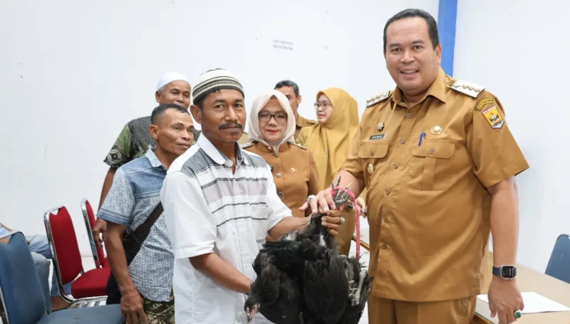 Wali Kota Pariaman, Yota Balad secara simbolis menyerahkan bantuan mesin tetas kepada kelompok masyarakat dan ayam petelur KUB kepada masyarakat Kota Pariaman, Selasa (22/7/2025). (Foto: Kominfo Pariaman)