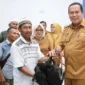 Wali Kota Pariaman, Yota Balad secara simbolis menyerahkan bantuan mesin tetas kepada kelompok masyarakat dan ayam petelur KUB kepada masyarakat Kota Pariaman, Selasa (22/7/2025). (Foto: Kominfo Pariaman)