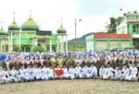 Wawako Padang, Maigus Nasir foto bersama usai menjadi pembina upacara di SMK SMAK Padang, Senin (21/7/2025). (Foto: Prokopim Padang)