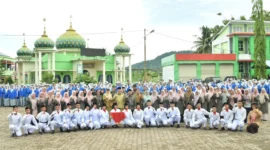 Wawako Padang, Maigus Nasir foto bersama usai menjadi pembina upacara di SMK SMAK Padang, Senin (21/7/2025). (Foto: Prokopim Padang)
