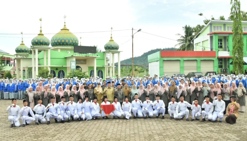 Wawako Padang, Maigus Nasir foto bersama usai menjadi pembina upacara di SMK SMAK Padang, Senin (21/7/2025). (Foto: Prokopim Padang)
