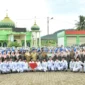 Wawako Padang, Maigus Nasir foto bersama usai menjadi pembina upacara di SMK SMAK Padang, Senin (21/7/2025). (Foto: Prokopim Padang)