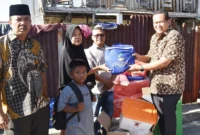 Wali Kota Pariaman, Yota Balad menyerahkan bantuan kepada korban kebakaran di Dusun Utara, Desa Naras I, Kecamatan Pariaman Utara, Jumat (18/7/2025). (Foto: Kominfo Pariaman)