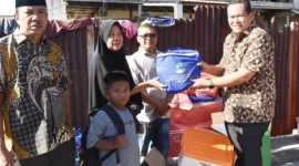 Wali Kota Pariaman, Yota Balad menyerahkan bantuan kepada korban kebakaran di Dusun Utara, Desa Naras I, Kecamatan Pariaman Utara, Jumat (18/7/2025). (Foto: Kominfo Pariaman)