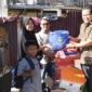 Wali Kota Pariaman, Yota Balad menyerahkan bantuan kepada korban kebakaran di Dusun Utara, Desa Naras I, Kecamatan Pariaman Utara, Jumat (18/7/2025). (Foto: Kominfo Pariaman)