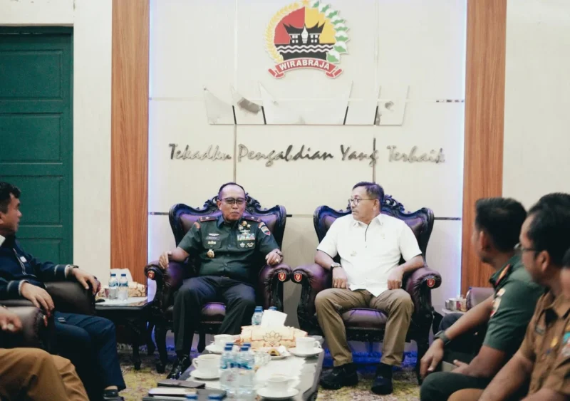 Bupati Solsel Khairunas bersama Danrem 032/Wirabraja dalam kegiatan ekspos TMMD, Selasa (15/7/2025). (Foto: Humas Pemkab Solsel)