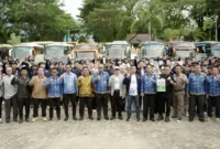 Sekdakab Solsel H. Syamsurizaldi bersama jajaran menyambut mahasiswa Unbrah yang akan melaksanakan KKN di Kabupaten Solsel, Rabu (17/7/2025). (Foto: Prokopim Solsel)