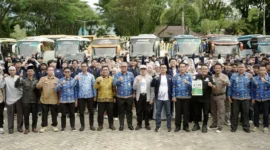 Sekdakab Solsel H. Syamsurizaldi bersama jajaran menyambut mahasiswa Unbrah yang akan melaksanakan KKN di Kabupaten Solsel, Rabu (17/7/2025). (Foto: Prokopim Solsel)