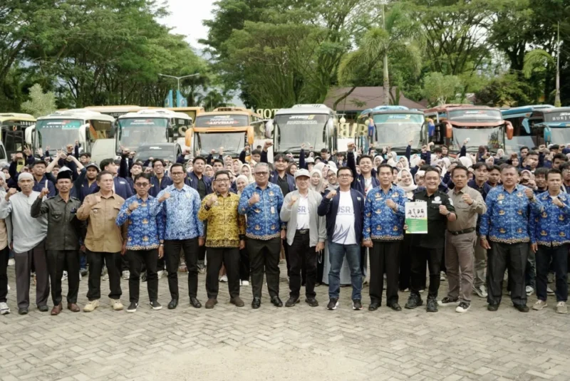 Sekdakab Solsel H. Syamsurizaldi bersama jajaran menyambut mahasiswa Unbrah yang akan melaksanakan KKN di Kabupaten Solsel, Rabu (17/7/2025). (Foto: Prokopim Solsel)