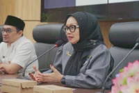 Plh Sekretaris Daerah Kota Padang, Corri Saidan membuka sosialiasi Padang Mobile kepada seluruh OPD di Balai Kota Padang, Jumat (25/7/2025). (Foto: Diskominfo Padang)
