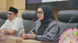 Plh Sekretaris Daerah Kota Padang, Corri Saidan membuka sosialiasi Padang Mobile kepada seluruh OPD di Balai Kota Padang, Jumat (25/7/2025). (Foto: Diskominfo Padang)