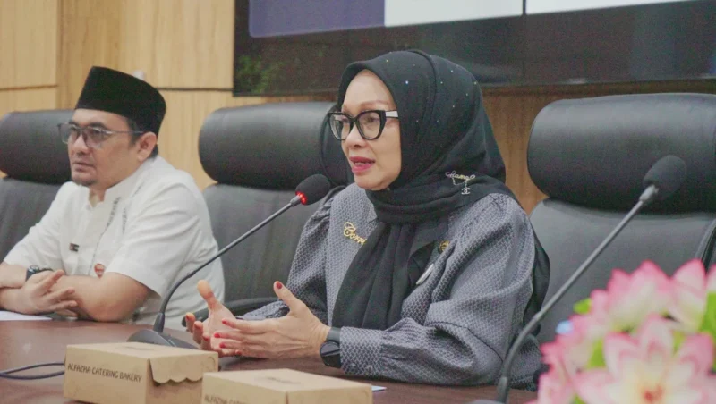 Plh Sekretaris Daerah Kota Padang, Corri Saidan membuka sosialiasi Padang Mobile kepada seluruh OPD di Balai Kota Padang, Jumat (25/7/2025). (Foto: Diskominfo Padang)