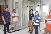 Wali Kota Pariaman Yota Balad bersama Wakil Wali Kota Mulyadi meninjau kondisi GOR Rawang, Jumat (25/7/2025). (Foto: Kominfo Pariaman)