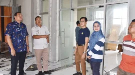 Wali Kota Pariaman Yota Balad bersama Wakil Wali Kota Mulyadi meninjau kondisi GOR Rawang, Jumat (25/7/2025). (Foto: Kominfo Pariaman)
