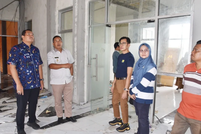 Wali Kota Pariaman Yota Balad bersama Wakil Wali Kota Mulyadi meninjau kondisi GOR Rawang, Jumat (25/7/2025). (Foto: Kominfo Pariaman)
