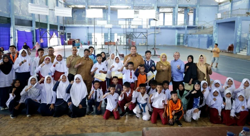 Wali Kota Pariaman, Yota Balad menutup GSI Tingkat SMP sederajat dan O2SN Tingkat SD dan SMP se-Kota Pariaman Tahun 2025 di GOR Rajo Bujang, Senin (21/7/2025). (Foto: Kominfo Pariaman)