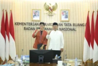 Bupati Dharmasraya Annisa Suci Ramadhani bersama Ketua Satgas Reforma Agraria Nasional Nusron Wahid. (Foto: Pemkab Dharmasraya)