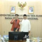 Bupati Dharmasraya Annisa Suci Ramadhani bersama Ketua Satgas Reforma Agraria Nasional Nusron Wahid. (Foto: Pemkab Dharmasraya)