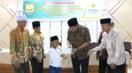 Wali Kota Pariaman, Yota Balad menyerahkan zakat kepada mustahik di Balairung Rumah Dinas Wali Kota, Jumat (18/7/2025). (Foto: Kominfo Pariaman)