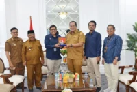 Wali Kota Pariaman Yota Balad menerima kunjungan GM Telkom Sumatera Barat–Jambi, Muhammad Ihsan, Senin (21/7/2025). (Foto: Kominfo Pariaman)