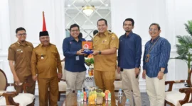 Wali Kota Pariaman Yota Balad menerima kunjungan GM Telkom Sumatera Barat–Jambi, Muhammad Ihsan, Senin (21/7/2025). (Foto: Kominfo Pariaman)