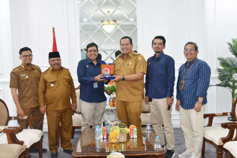 Wali Kota Pariaman Yota Balad menerima kunjungan GM Telkom Sumatera Barat–Jambi, Muhammad Ihsan, Senin (21/7/2025). (Foto: Kominfo Pariaman)