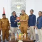 Wali Kota Pariaman Yota Balad menerima kunjungan GM Telkom Sumatera Barat–Jambi, Muhammad Ihsan, Senin (21/7/2025). (Foto: Kominfo Pariaman)