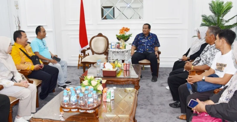Wali Kota Pariaman Yota Balad menerima kunjungan Tim Balai Pelestarian Kebudayaan (BPK) Wilayah III Sumbar, Jumat (25/7/2025). (Foto: Kominfo Pariaman)