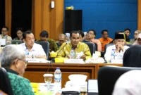 Kepala Bappeda Pariaman, Adi Junaidi memaparkan program unggulan Satu Rumah Satu Industri Rumah Tangga pada acara Sarasehan Ekonomi Sumbar 2025 di Aula Anggun Nan Tongga Kantor Perwakilan BI Provinsi Sumbar, Kamis (24/7/2025). (Foto: Kominfo Pariaman)