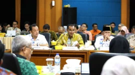 Kepala Bappeda Pariaman, Adi Junaidi memaparkan program unggulan Satu Rumah Satu Industri Rumah Tangga pada acara Sarasehan Ekonomi Sumbar 2025 di Aula Anggun Nan Tongga Kantor Perwakilan BI Provinsi Sumbar, Kamis (24/7/2025). (Foto: Kominfo Pariaman)