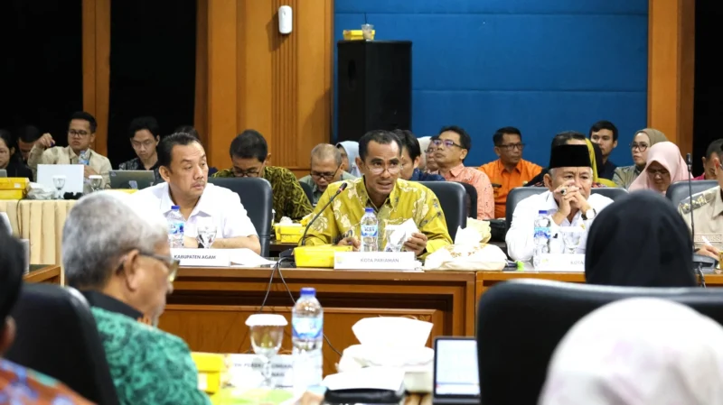Kepala Bappeda Pariaman, Adi Junaidi memaparkan program unggulan Satu Rumah Satu Industri Rumah Tangga pada acara Sarasehan Ekonomi Sumbar 2025 di Aula Anggun Nan Tongga Kantor Perwakilan BI Provinsi Sumbar, Kamis (24/7/2025). (Foto: Kominfo Pariaman)