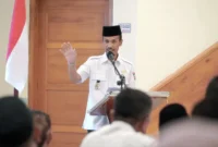 Wakil Bupati Solsel, H. Yulian Efi membuka Rakor Bidang Pencegahan dan Pengendalian Penyakit 2025 di Hotel Pesona Alam Sangir, Selasa (30/7/2025). (Foto: Humas Pemkab Solsel)