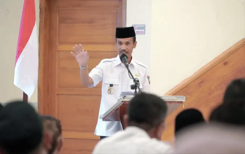 Wakil Bupati Solsel, H. Yulian Efi membuka Rakor Bidang Pencegahan dan Pengendalian Penyakit 2025 di Hotel Pesona Alam Sangir, Selasa (30/7/2025). (Foto: Humas Pemkab Solsel)