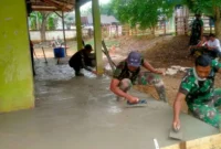Satgas TNI TMMD Reguler ke-125 melakukan pengecoran lantai Musala Al Muhajirin di Jorong Muaro Momong, Nagari Sungai Kambut, Kecamatan Pulau Punjung, Minggu (27/7/2025). (Foto: Pemkab Dharmasraya)