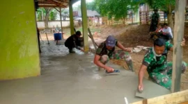 Satgas TNI TMMD Reguler ke-125 melakukan pengecoran lantai Musala Al Muhajirin di Jorong Muaro Momong, Nagari Sungai Kambut, Kecamatan Pulau Punjung, Minggu (27/7/2025). (Foto: Pemkab Dharmasraya)