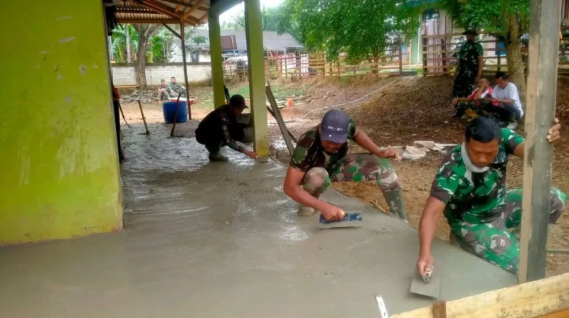 Satgas TNI TMMD Reguler ke-125 melakukan pengecoran lantai Musala Al Muhajirin di Jorong Muaro Momong, Nagari Sungai Kambut, Kecamatan Pulau Punjung, Minggu (27/7/2025). (Foto: Pemkab Dharmasraya)