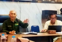 Kepala Dinas Perikanan dan Pangan Kota Padang, Alfiadi memimpin Rapat Persiapan Penyusunan Rencana Aksi Daerah Pangan dan Gizi (RAD-PG) di ruang kerjanya, Kamis (24/7/2025). (Foto: Diskominfo Padang)