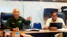 Kepala Dinas Perikanan dan Pangan Kota Padang, Alfiadi memimpin Rapat Persiapan Penyusunan Rencana Aksi Daerah Pangan dan Gizi (RAD-PG) di ruang kerjanya, Kamis (24/7/2025). (Foto: Diskominfo Padang)