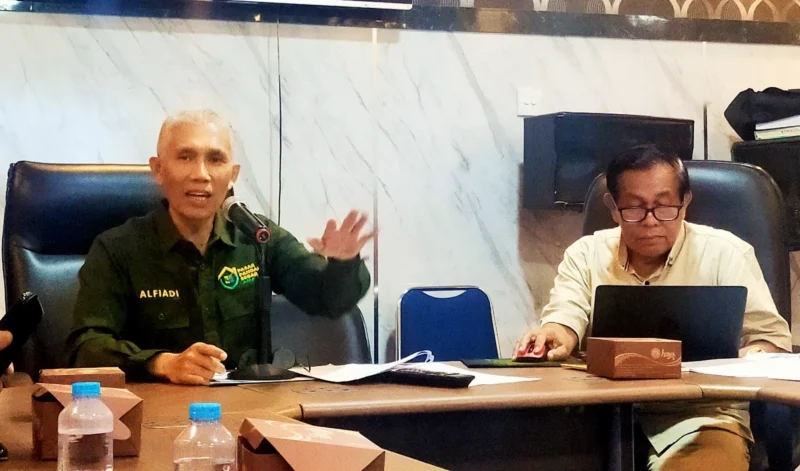 Kepala Dinas Perikanan dan Pangan Kota Padang, Alfiadi memimpin Rapat Persiapan Penyusunan Rencana Aksi Daerah Pangan dan Gizi (RAD-PG) di ruang kerjanya, Kamis (24/7/2025). (Foto: Diskominfo Padang)
