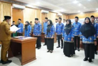 Bupati Tanah Datar Eka Putra mengambil sumpah dan janji 12 PPPK formasi tahun anggaran 2024 di Aula Eksekutif Kantor Bupati Tanah Datar, Selasa (29/7/2025). (Foto: Prokopim Tanah Datar)
