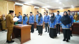 Bupati Tanah Datar Eka Putra mengambil sumpah dan janji 12 PPPK formasi tahun anggaran 2024 di Aula Eksekutif Kantor Bupati Tanah Datar, Selasa (29/7/2025). (Foto: Prokopim Tanah Datar)