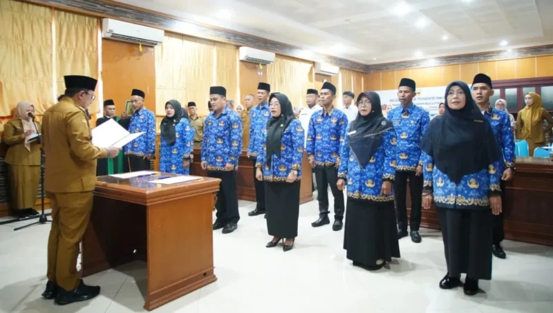 Bupati Tanah Datar Eka Putra mengambil sumpah dan janji 12 PPPK formasi tahun anggaran 2024 di Aula Eksekutif Kantor Bupati Tanah Datar, Selasa (29/7/2025). (Foto: Prokopim Tanah Datar)