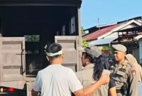 Satpol PP Padang mengamankan pelaku pungli di kawasan CFD, Minggu (27/7/2025). (Foto: Humas Satpol PP Padang)