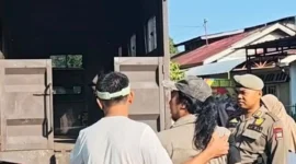 Satpol PP Padang mengamankan pelaku pungli di kawasan CFD, Minggu (27/7/2025). (Foto: Humas Satpol PP Padang)
