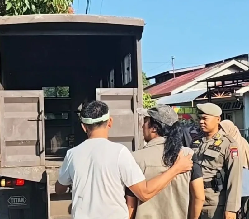 Satpol PP Padang mengamankan pelaku pungli di kawasan CFD, Minggu (27/7/2025). (Foto: Humas Satpol PP Padang)