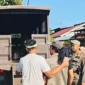 Satpol PP Padang mengamankan pelaku pungli di kawasan CFD, Minggu (27/7/2025). (Foto: Humas Satpol PP Padang)