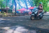 Seorang pengendara sepeda motor tengah melintas di jalan yang sudah ditambal oleh Pemko Padang. (Foto: FB Diskominfo Padang)